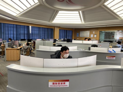让党旗在生产一线飘扬,让党徽在工作岗位闪光