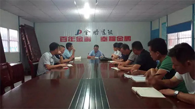 要有“死磕品质”的工匠精神--董事长率队在玲珑湾工地召开现场办公会