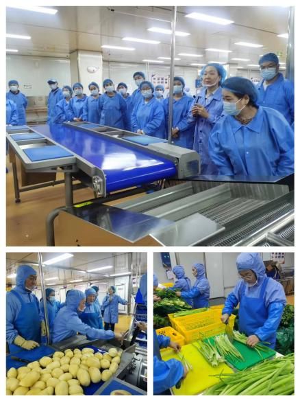 西安市新城区太华路小学家长参加午餐品鉴活动